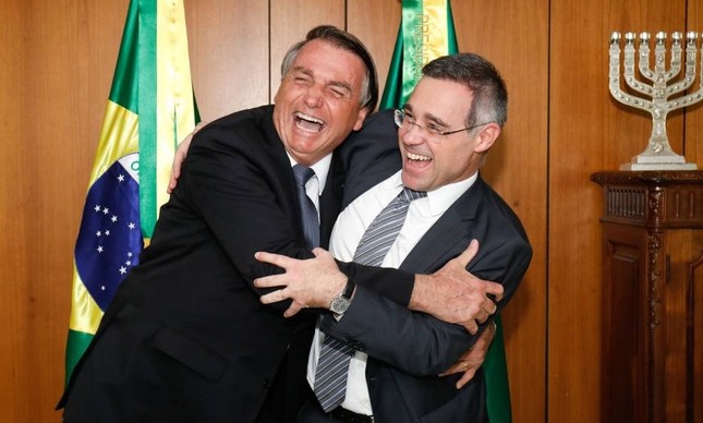 O presidente Jair Bolsonaro e o novo ministro do STF André Mendonça