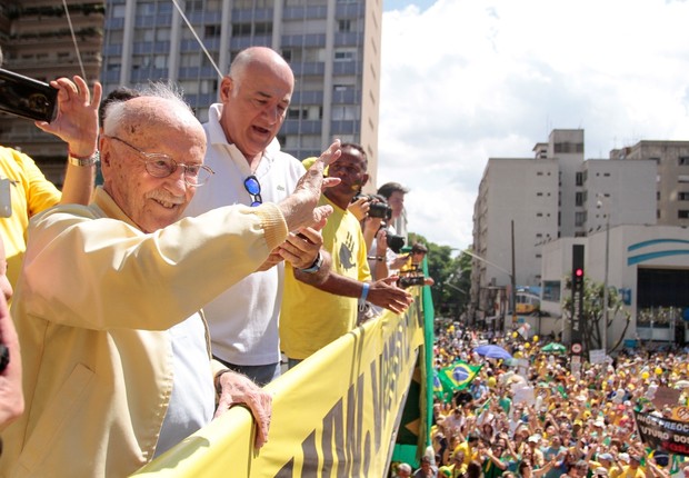 Hélio Bicudo, um dos autores do pedido de impeachment da presidente Dilma Rousseff, discursa durante protesto na Avenida Paulista, em São Paulo (Foto: Leonardo Benassatto/Futura Press/Estadão)