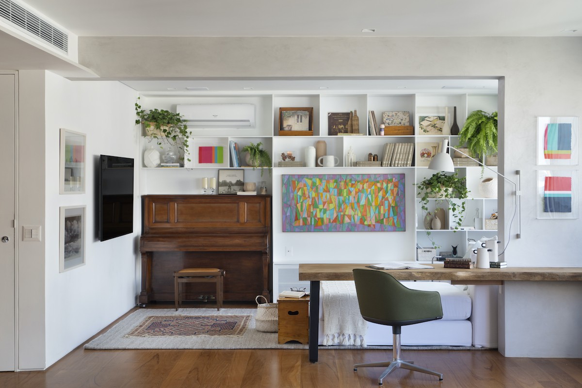 HOME OFFICE | O espaço da sala de TV abriga o home office e o piano da família de uma forma mais intimista e aconchegante (Foto: Divulgação / MCA Estúdio | Produção / Andrea Falchi)