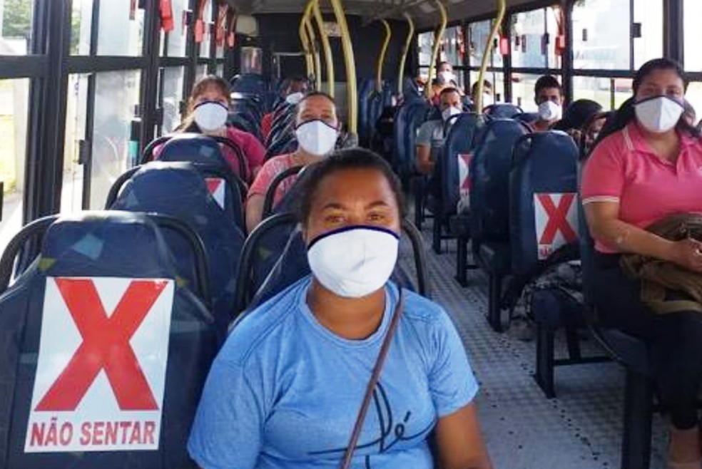 Segundo MPT, todos os ônibus devem garantir distanciamento entre os trabalhadores — Foto: BRF/Reprodução