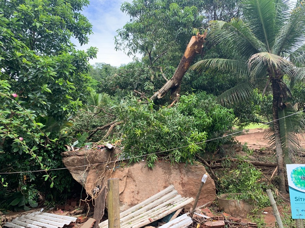 Casa foi atingida por terra e pedra após deslizamento em Italva, no RJ — Foto: Divulgação/Defesa Civil