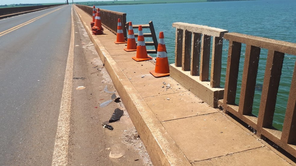 Proteção de ponte ficou aberta após carro cair no Rio Tietê em Pongaí — Foto: Ariane Flores/TV TEM
