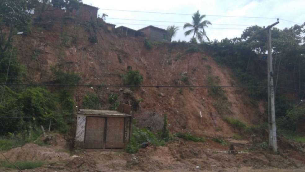 Barreira desliza sobre a rodovia AL-101 Norte, em Maragogi (Foto: 6&ordm; BPM)