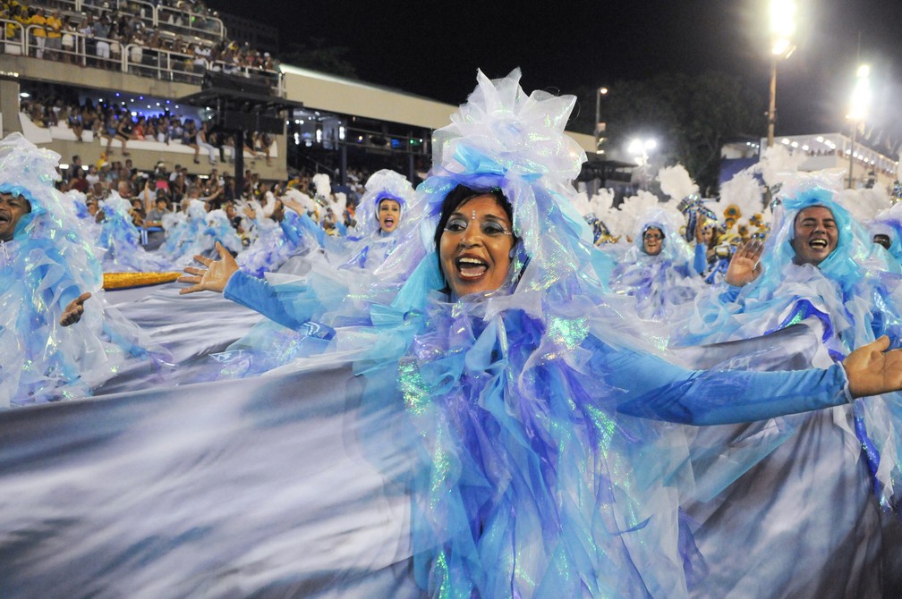 Foliões cantam o samba da Portela na Sapucaí (Foto: Alexandre Durão / G1)