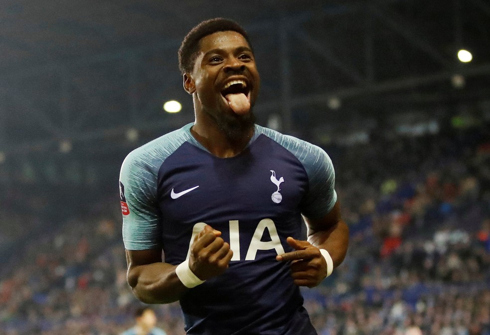 Aurier comemora gol pelo Tottenham — Foto: Reuters/Carl Recine