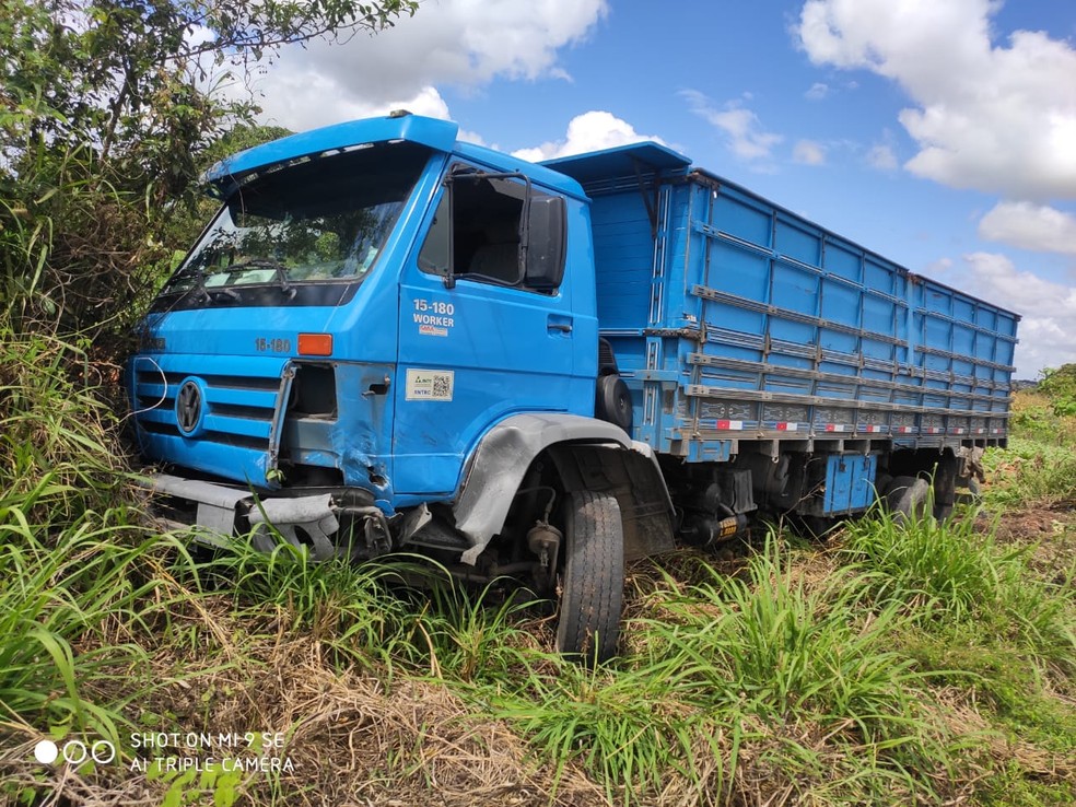 Veículos colidiram lateralmente na AL-115, em Igaci — Foto: Ascom/ Bombeiros