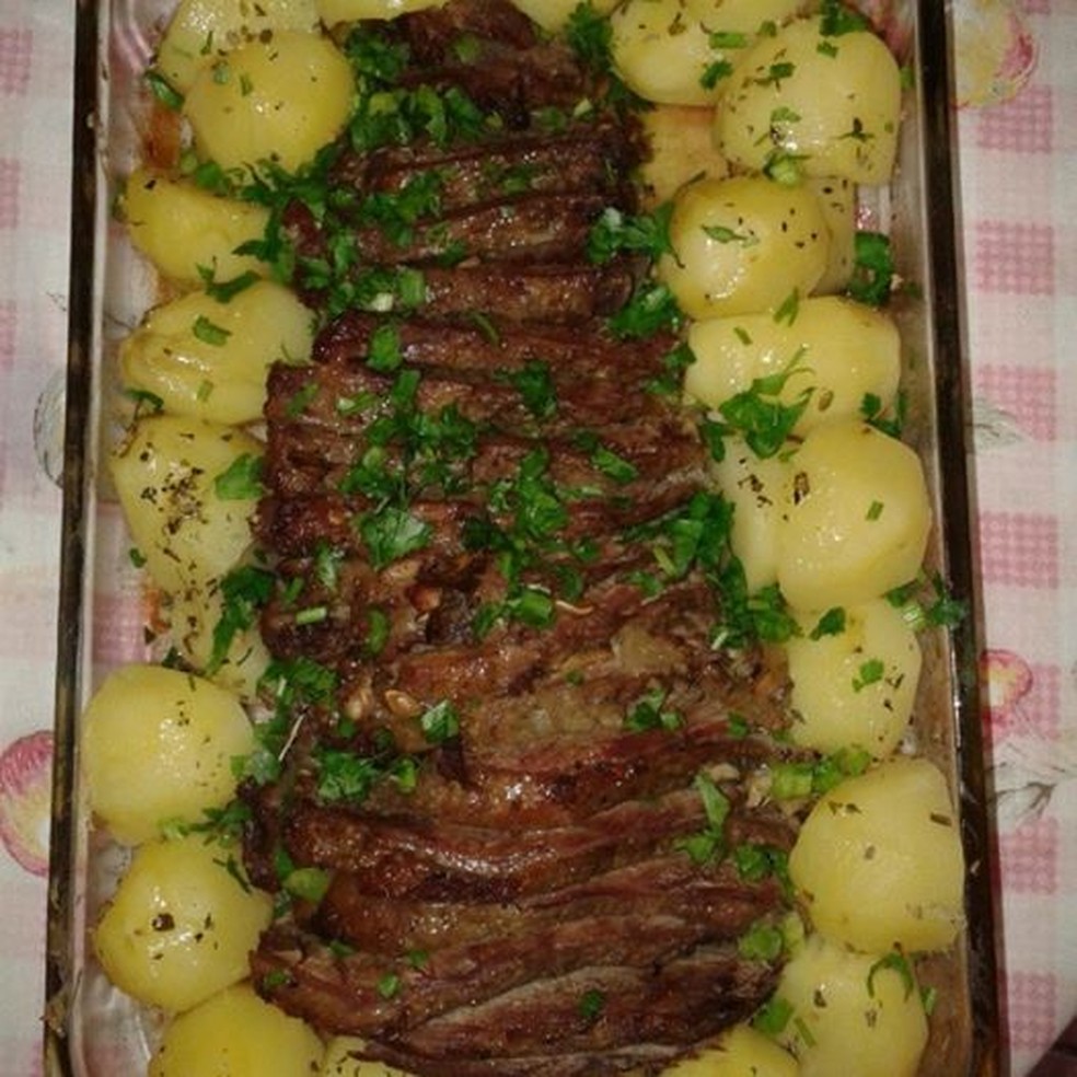 Aprenda a fazer uma deliciosa picanha ao vinho tinto com batata — Foto: TV Globo