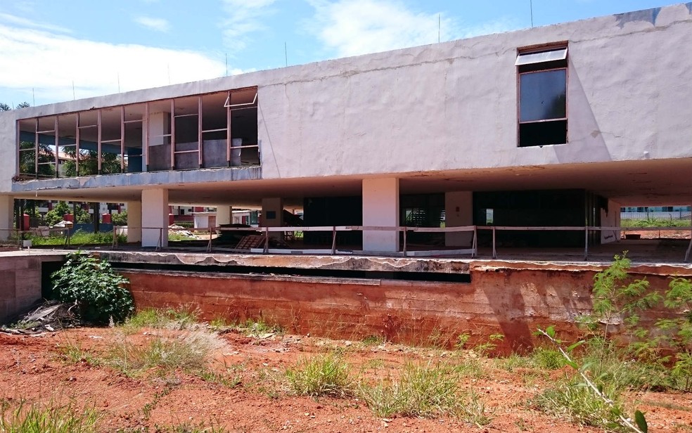 Ruínas do Museu de Arte de Brasília, às margens do Lago Paranoá; local foi fechado em 2007 — Foto: Mateus Rodrigues/G1