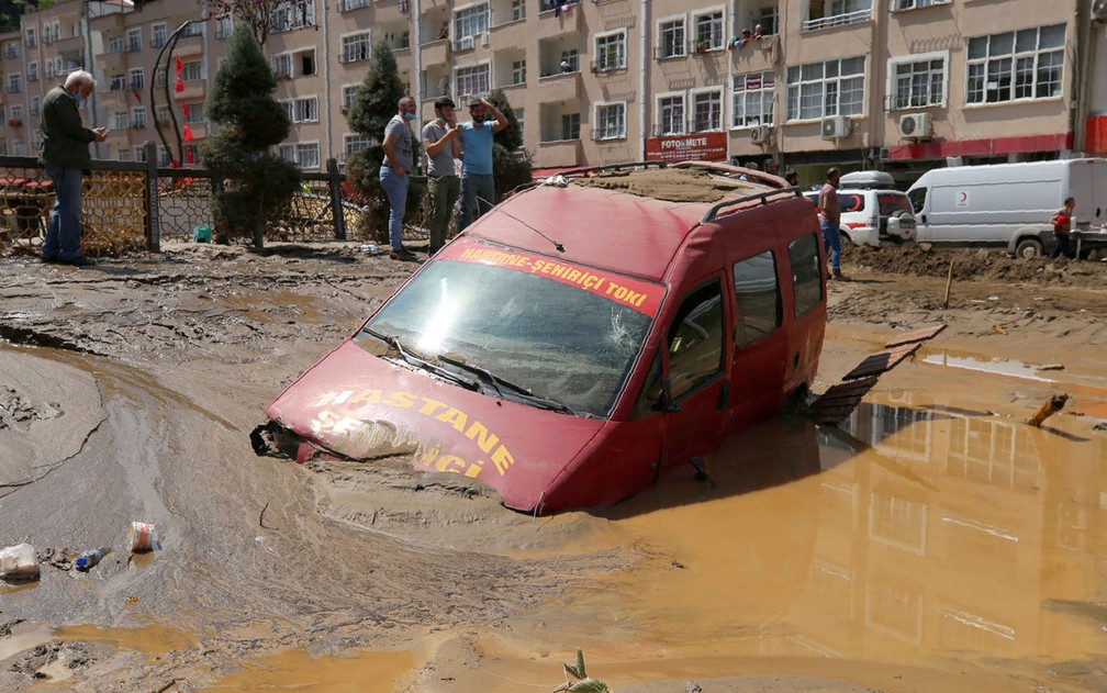 Pessoas observam estragos causados por inundação na cidade de Dereli, na província de Giresun, na Turquia, no domingo (23) — Foto: AP Photo