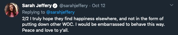 Um dos tuítes de Sarah Jeffery em resposta às críticas do elenco da versão original de Charmed (Foto: Twitter)