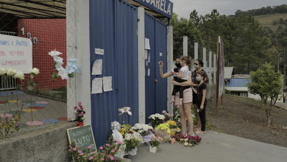 Para prestar homenagens, família visita frente de creche em Saudades onde houve ataque — Foto: Sirli Freitas/Divulgação