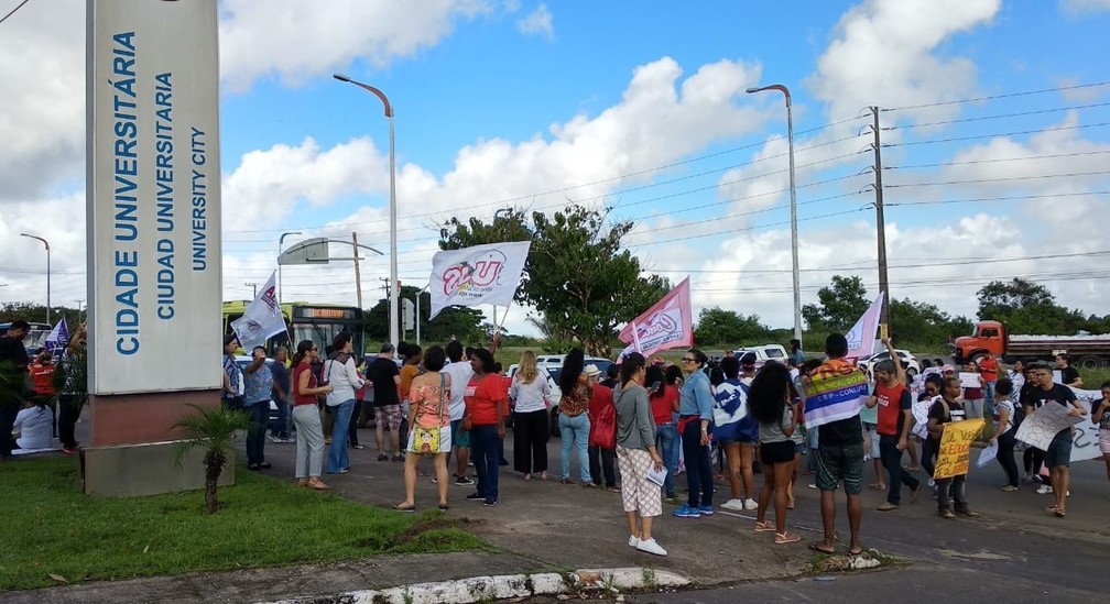 Manifestantes realizam ato contra bloqueio de verbas na educação na UFMA em São Luís — Foto: Douglas Pinto/TV Mirante