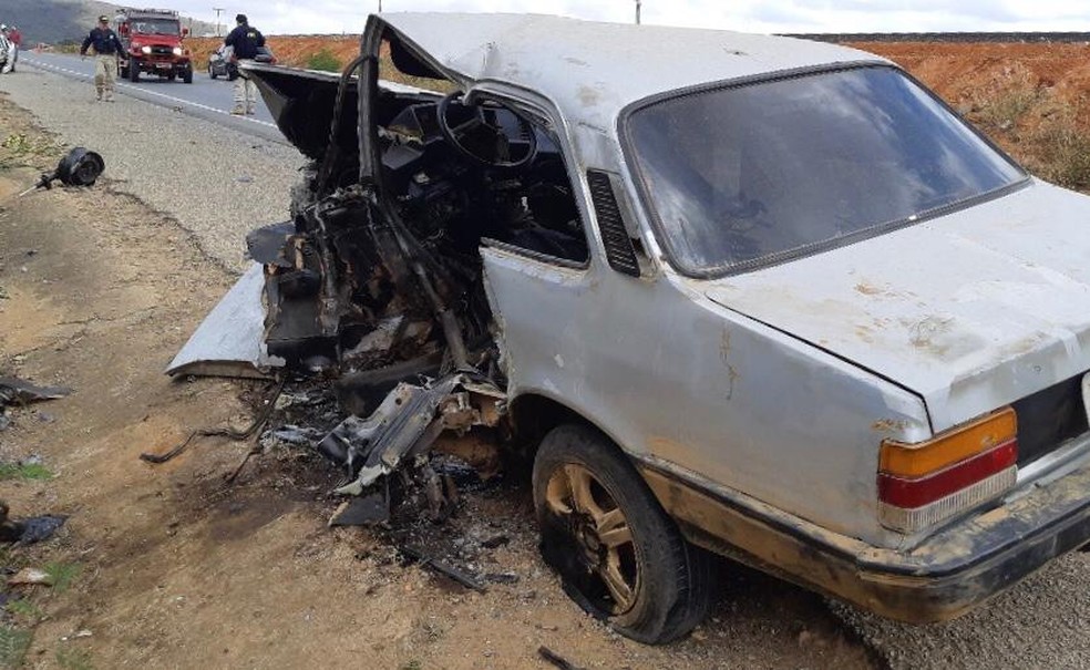 Colisão deixou parte do carro destruída na BR-104, em Taquaritinga do Norte — Foto: PRF/Divulgação