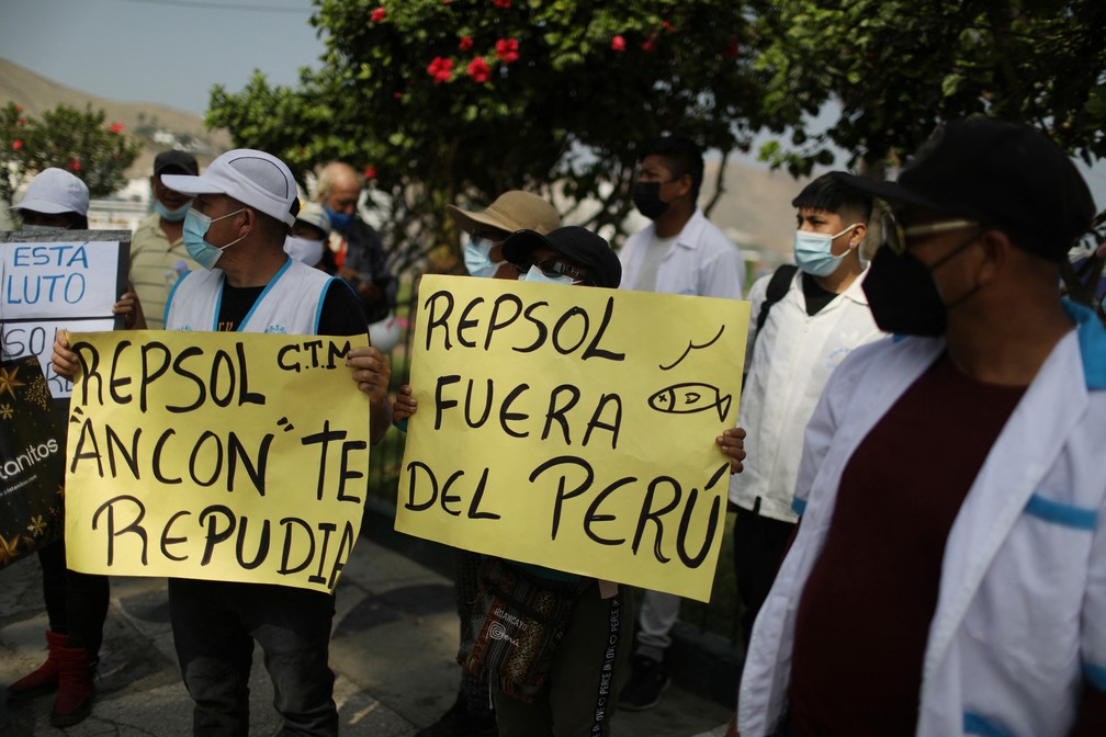 Manifestantes pedem a saída da Repsol do Peru — Foto: PILAR OLIVARES / REUTERS