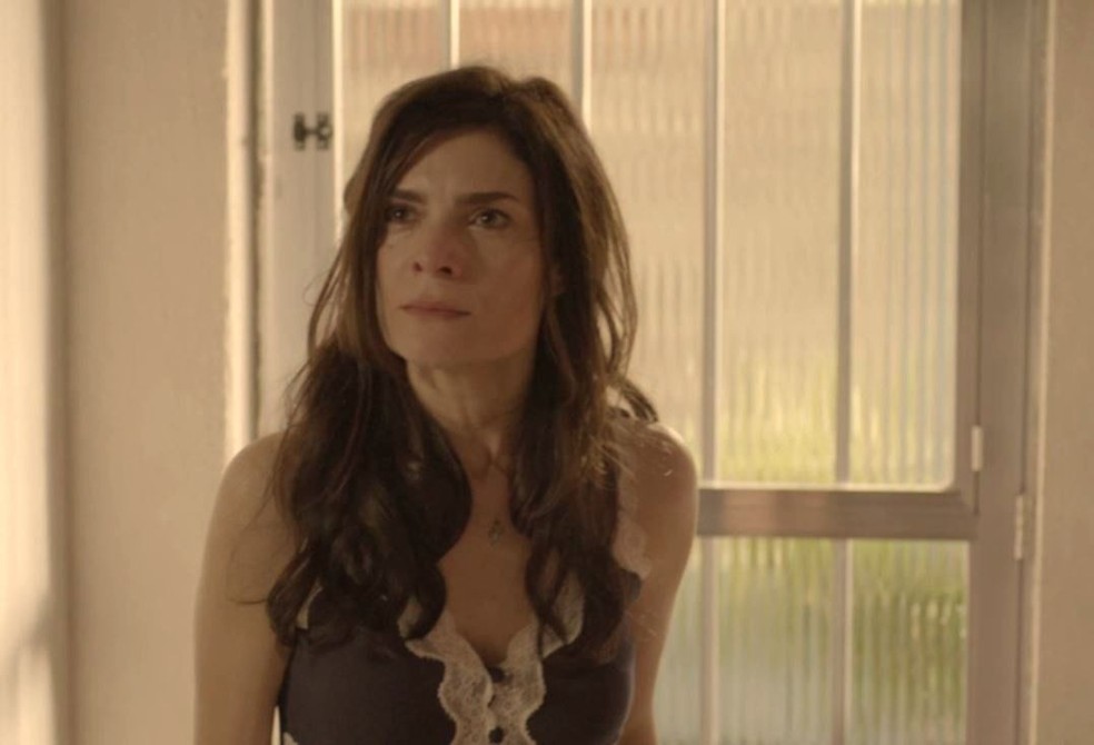 Leila (Arieta Corrêa) se revolta e faz ameaça em 'Amor de Mãe' — Foto: Globo