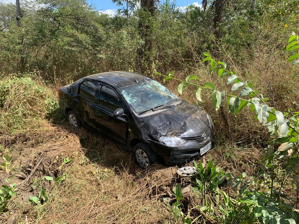 O carro ficou parcialmente destruÃ­do e apesar do impacto o jogador teve apenas ferimentos leves em acidente no CearÃ¡. â€” Foto: Arquivo Pessoal