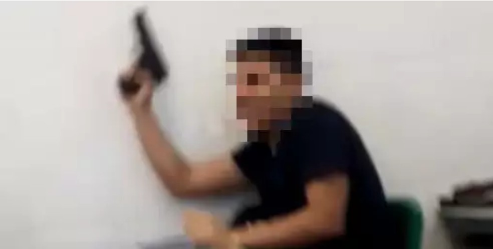 Aluno Saca Arma De Brinquedo Dentro De Escola E Assusta Colegas Em Sp Santos E Regiao G1 Pistola, pistola na mão isolada em branco. aluno saca arma de brinquedo dentro de