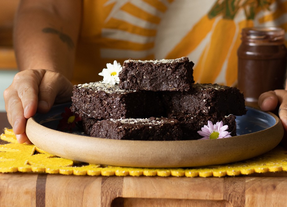 Receita de brownie com cacau e quinoa é uma sobremesa simples e saudável para fazer no dia a dia