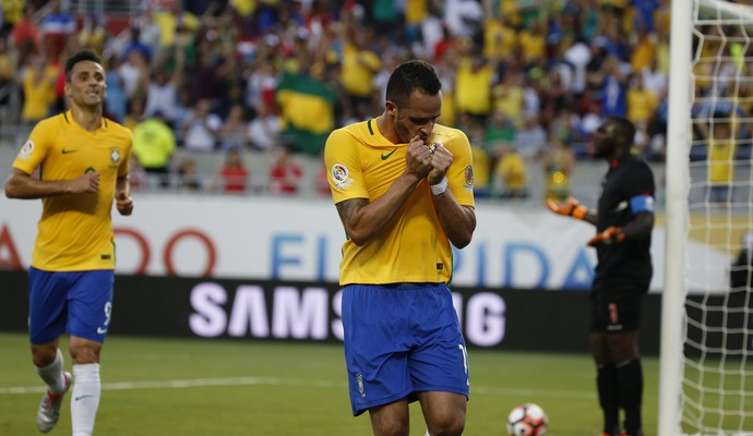 Renato Augusto gol Brasil x Haiti (Foto: EFE)