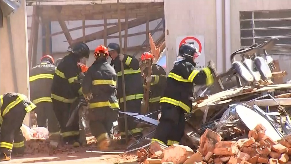 Bombeiros retiraram crianças de escombros em Agudos (Foto: Reprodução/TV TEM )