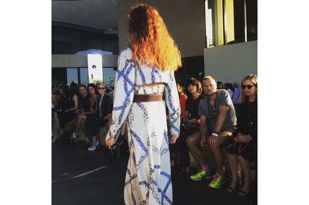 The desert sun hits the hair of model Natalie Westling wearing an embroidered and belted top and skirt (Foto: SUZY MENKES INSTAGRAM)