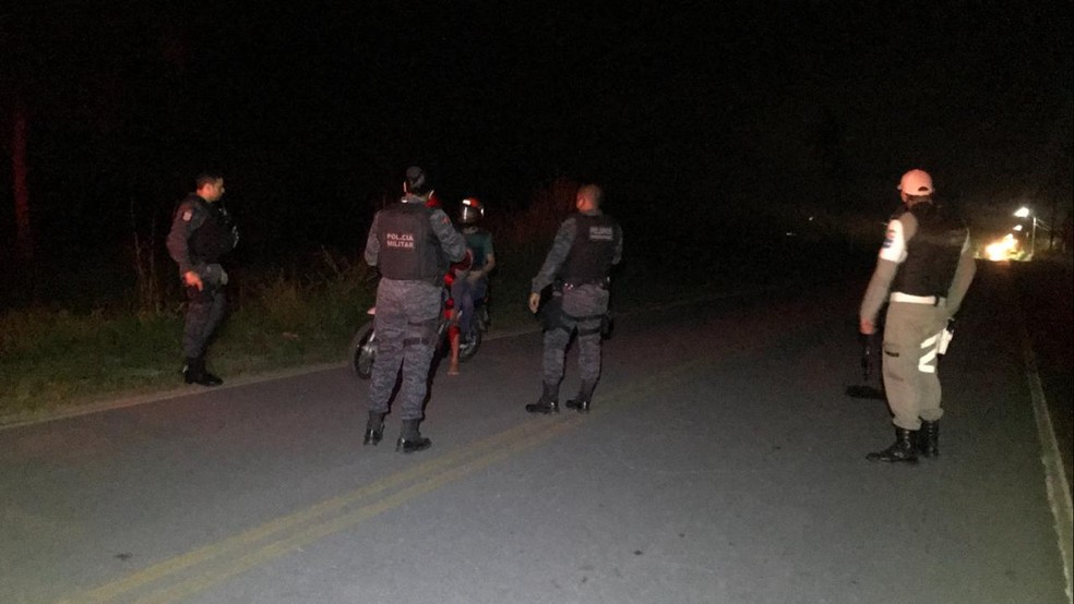 Condutores foram abordados durante a operação saturação, na AL-101 Norte — Foto: BPRv