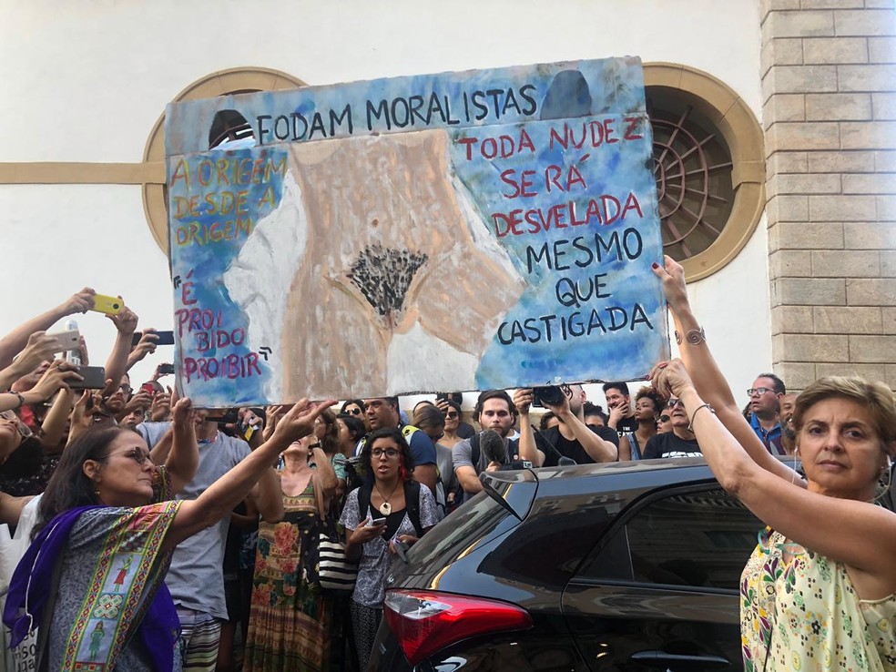 Cartaz protesta contra proibição de performance em exposição no Rio de Janeiro — Foto: Matheus Rodrigues/ G1