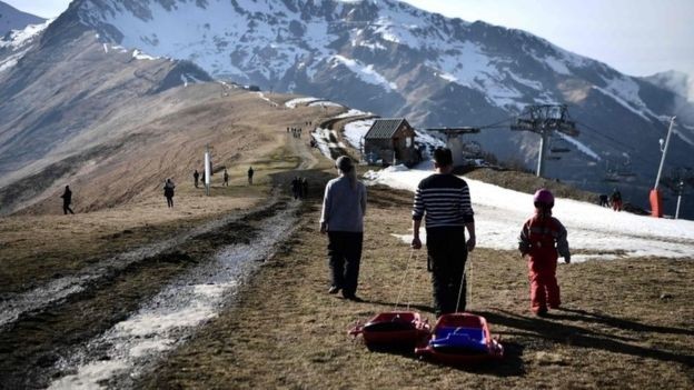 Clima ameno e falta de neve têm afetado pistas de ski nos Pirineus (Foto: Getty Images via BBC News)