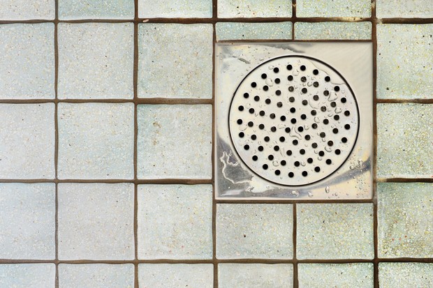 Ttiled wet floor of a bathroom / shower. Metal drain. (Foto: Getty Images)