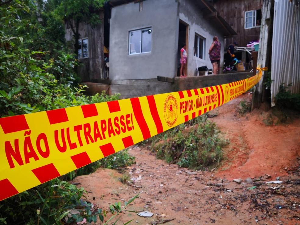 Palhoça: Deslizamento de terra registrado no domingo (27) — Foto: Thomas Braga/NSC TV