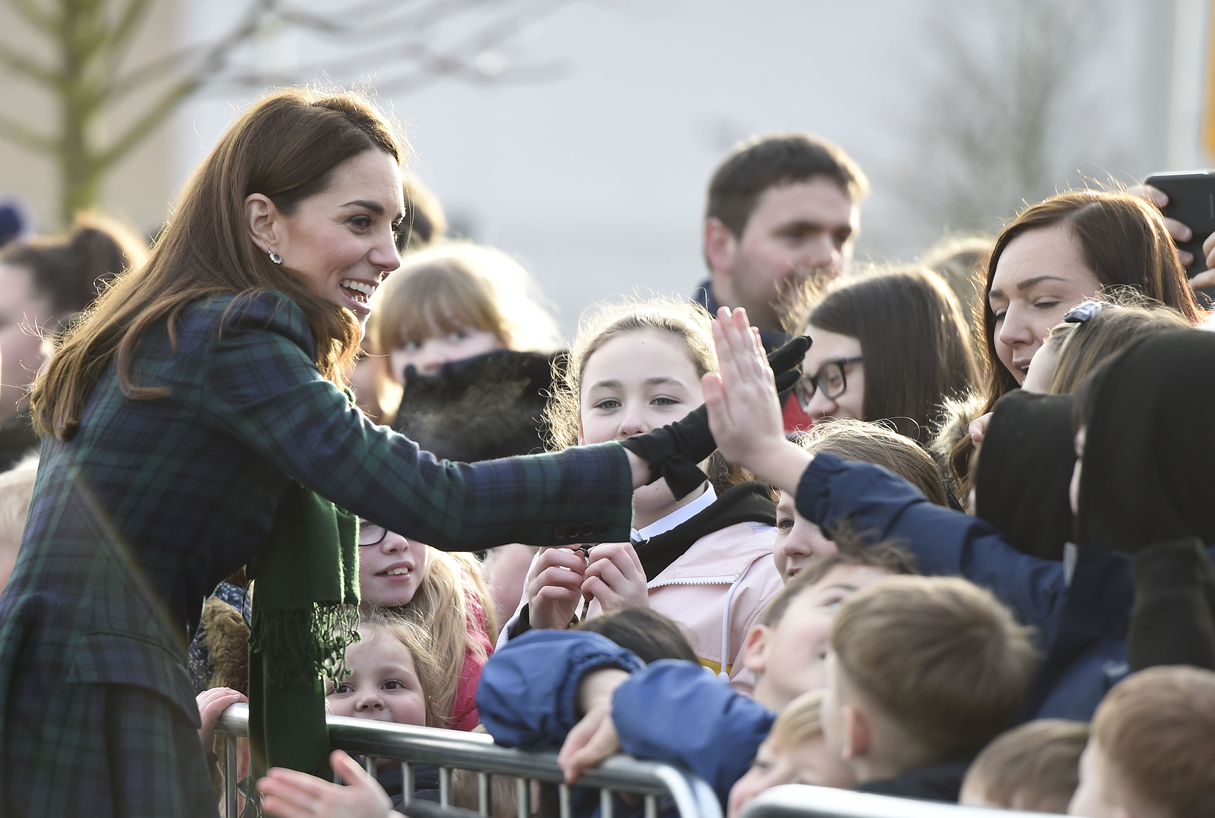 Kate Middleton cumprimenta os populares (Foto: Getty Images)
