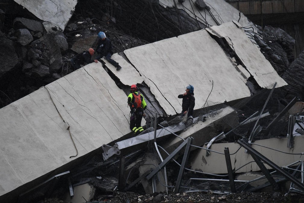 Serviços de emergência trabalham nos escombros de ponte que desabou em Gênova, na Itália (Foto: Luca Zennaro/ANSA via AP)