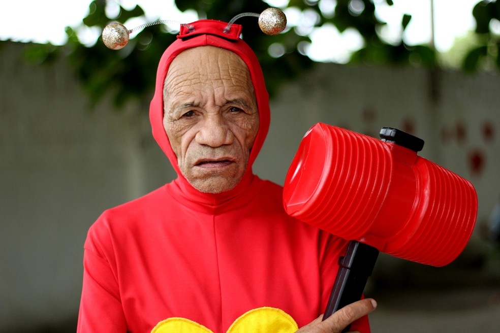 Idoso foi fotografado vestido de Chapolin Colorado, para campanha de abrigo, em Santa Rita, PB (Foto: Sebastian Fernandes/Casa do Ancião/Divulgação)