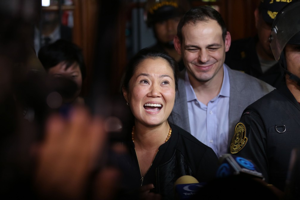 Keiko Fujimori, líder do partido de oposição peruano Força Popular, deixa tribunal em Lima (Peru) acompanhada pelo marido, Mark Vito, após decisão que a libertou da prisão na quarta-feira (17)  — Foto: Luka Gonzales / AFP