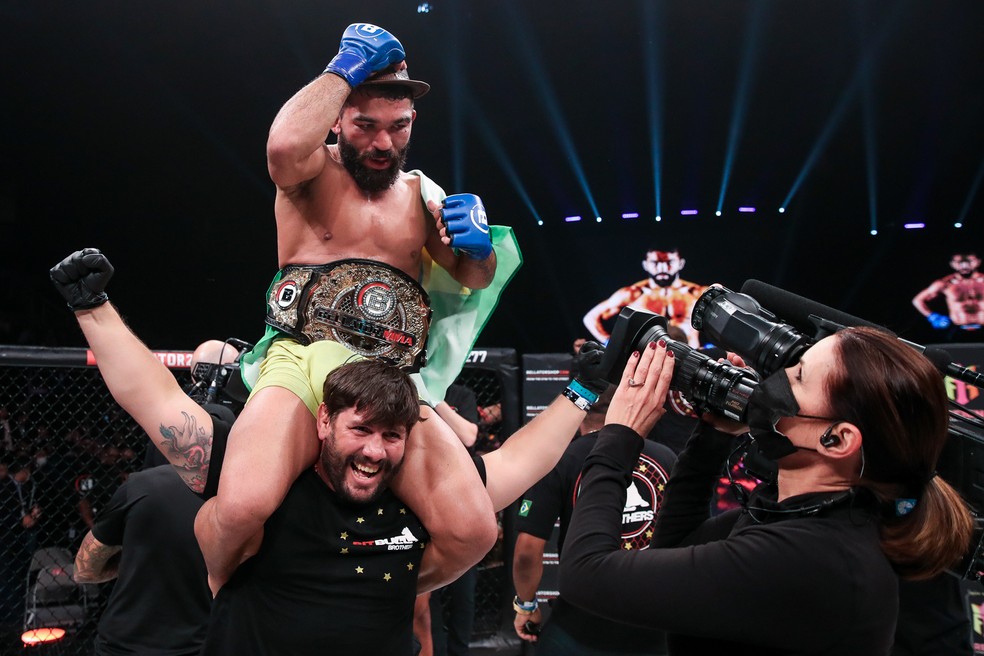 Patrício Pitbull venceu AJ McKee por decisão unânime — Foto: Bellator MMA