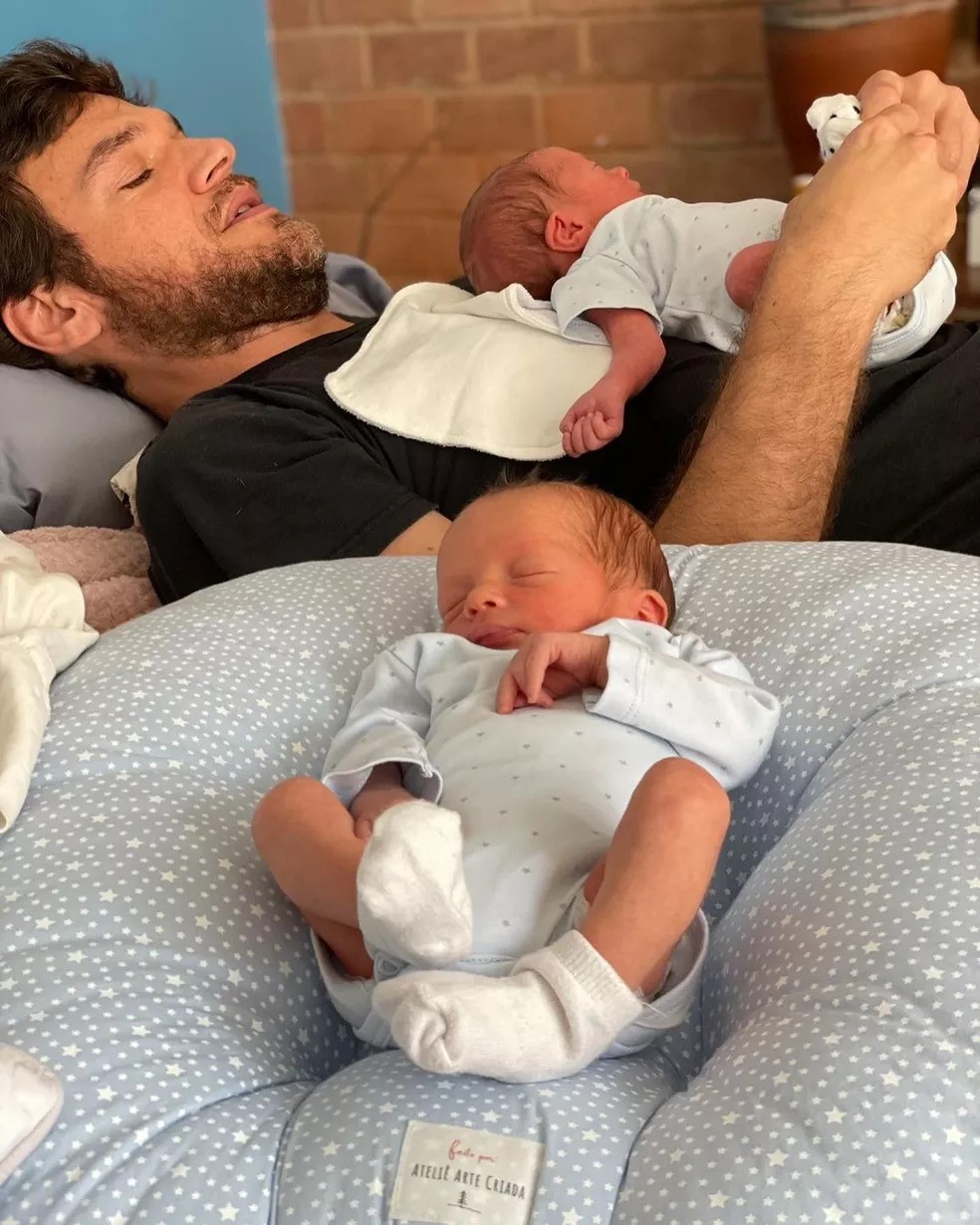 Emilio Dantas com os filhos gêmeos (Foto: instagram/reprodução)