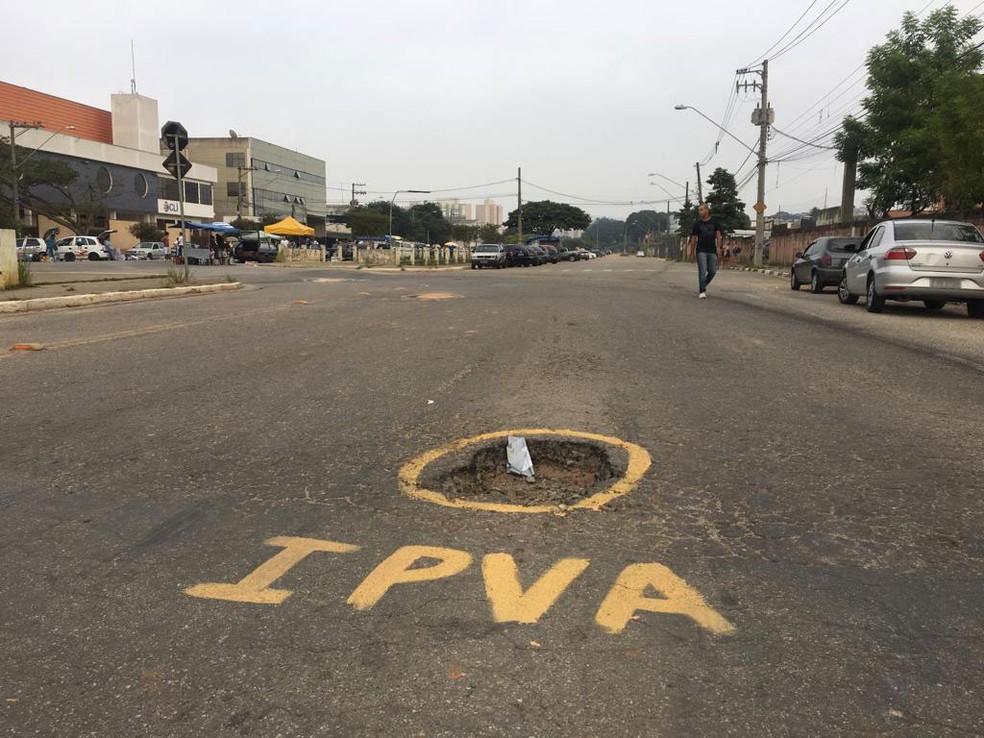 Buraco na Rua Joaquina de Jesus, em Guarulhos, foi pichado com a palavra IPVA â€” Foto: Aldieris Batista/Arquivo pessoal