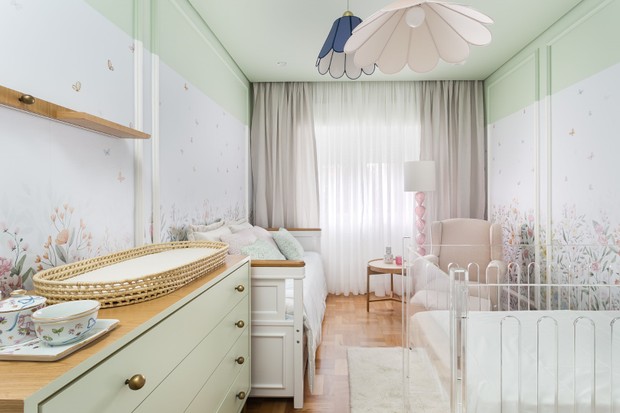 Décor do dia: quarto de bebê tem papel de parede floral, boiserie e berço em acrílico (Foto: Renata D'Almeida)