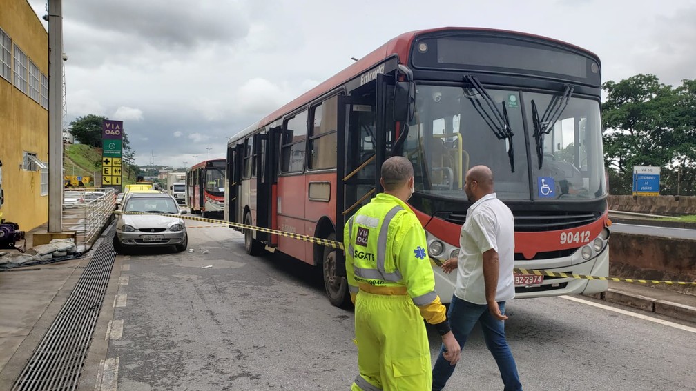 Homem esfaqueia passageiros de ônibus na Grande BH — Foto: Danilo Girundi/TV Globo