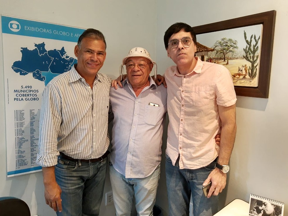 O gerente de Programação Luciano Peixinho ao lado de Luiz Rosa e Samuel Britto, produtor de Rede. — Foto: Pablo Luan.