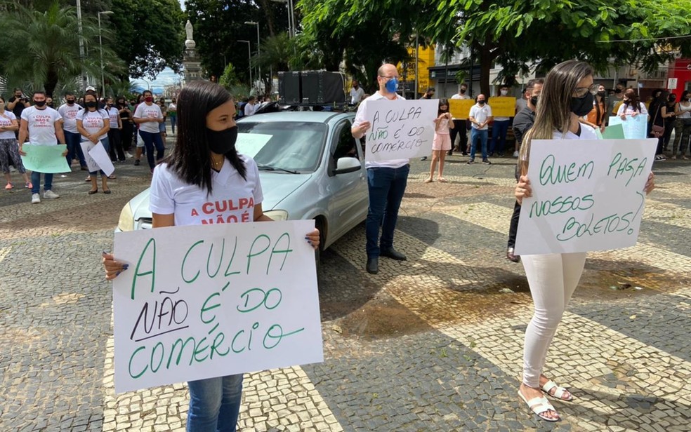 Comerciantes protestam contra fechamento de serviços não essenciais em Pouso Alegre (MG) — Foto: Ernane Fiuza/EPTV