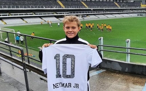 Filho de Neymar visita Vila Belmiro e jogador se derrete