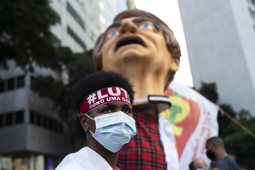 Rio de Janeiro - Protesto contra o presidente Jair Bolsonaro neste sábado (29) — Foto: Bruna Prado/AP
