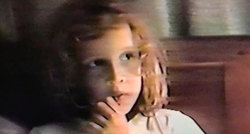Dylan Farrow em vídeo de infância exibido no documentário sobre sua acusação de abuso contra o pai, o cineasta Woody Allen (Foto: Reprodução)