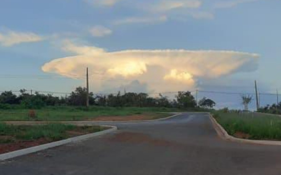 Nuvem gigante em formato de 'disco voador' chama a atenção de moradores em Cidade Ocidental  — Foto: Arquivo Pessoal/Érica Neres