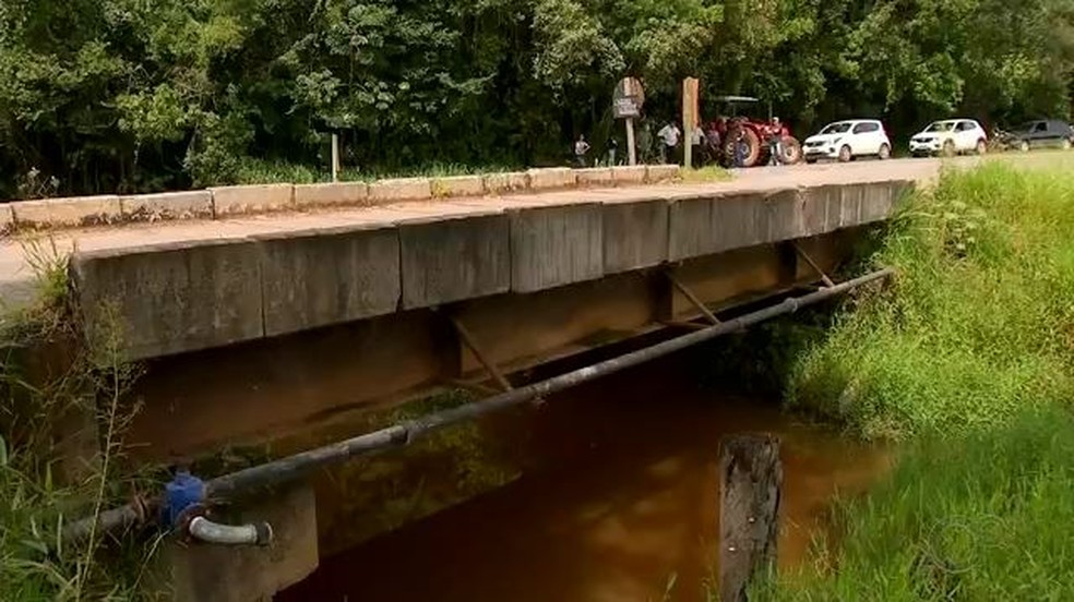 Motoristas se arriscam ao passar por ponte estreita em Itapetininga (SP) — Foto: Reprodução/TV TEM
