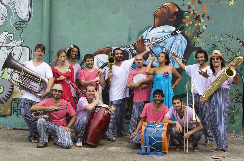 O grupo Fanfarrada, orquestra formada por instrumentistas de sopros e percussão, participa de cortejo que vai da Cinelândia à Praça Tiradentes