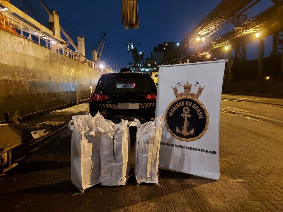 Drogas estavam em malas escondidas em uma carga de açúcar — Foto: Divulgação/Capitania dos Portos