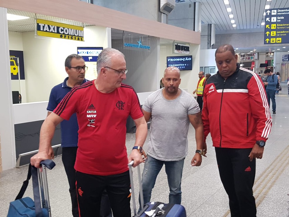 Dorival Júnior no desembarque do Flamengo — Foto: Marcelo Baltar / GloboEsporte.com