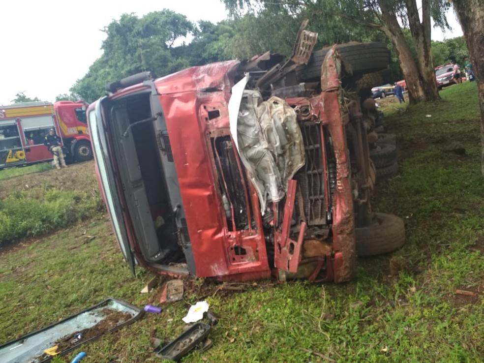 Acidente envolvendo 4 veículos causa morte no Oeste de SC na tarde desta sexta-feira (15) — Foto: PRF/Divulgação